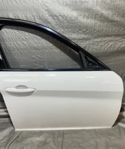 2017-2022 Alfa Romeo Giulia Passenger Front Door Assembly / Alfa White AG005